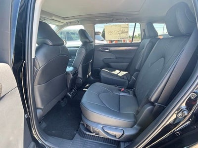2026 Toyota Highlander Hybrid Platinum