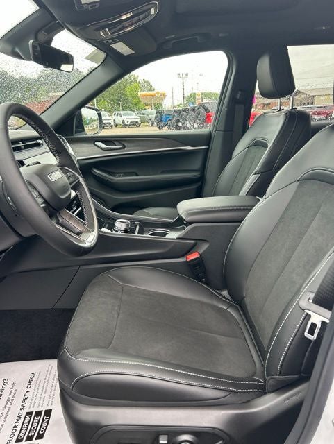 2026 Jeep Grand Cherokee GRAND CHEROKEE L LAREDO ALTITUDE 4X4